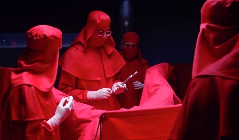 Szene aus Cronenbergs Film: Ein Kreißsaal, alle Personen sind in Rot gekleidet