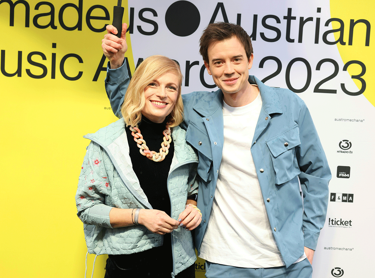 Das Moderator:innenteam bei den Amadeus Awards 2023: Nina Hochrainer und Philipp Hansa