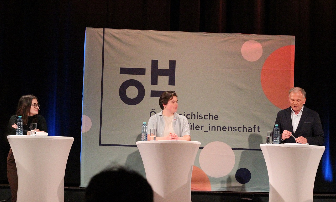 Die Spitzenkandidatinnen Sarah Rossmann (GRAS), Nina Mathies (VSSTÖ) und Moderator Armin Wolf (ORF) bei der Diskussion im Radiokulturhaus.