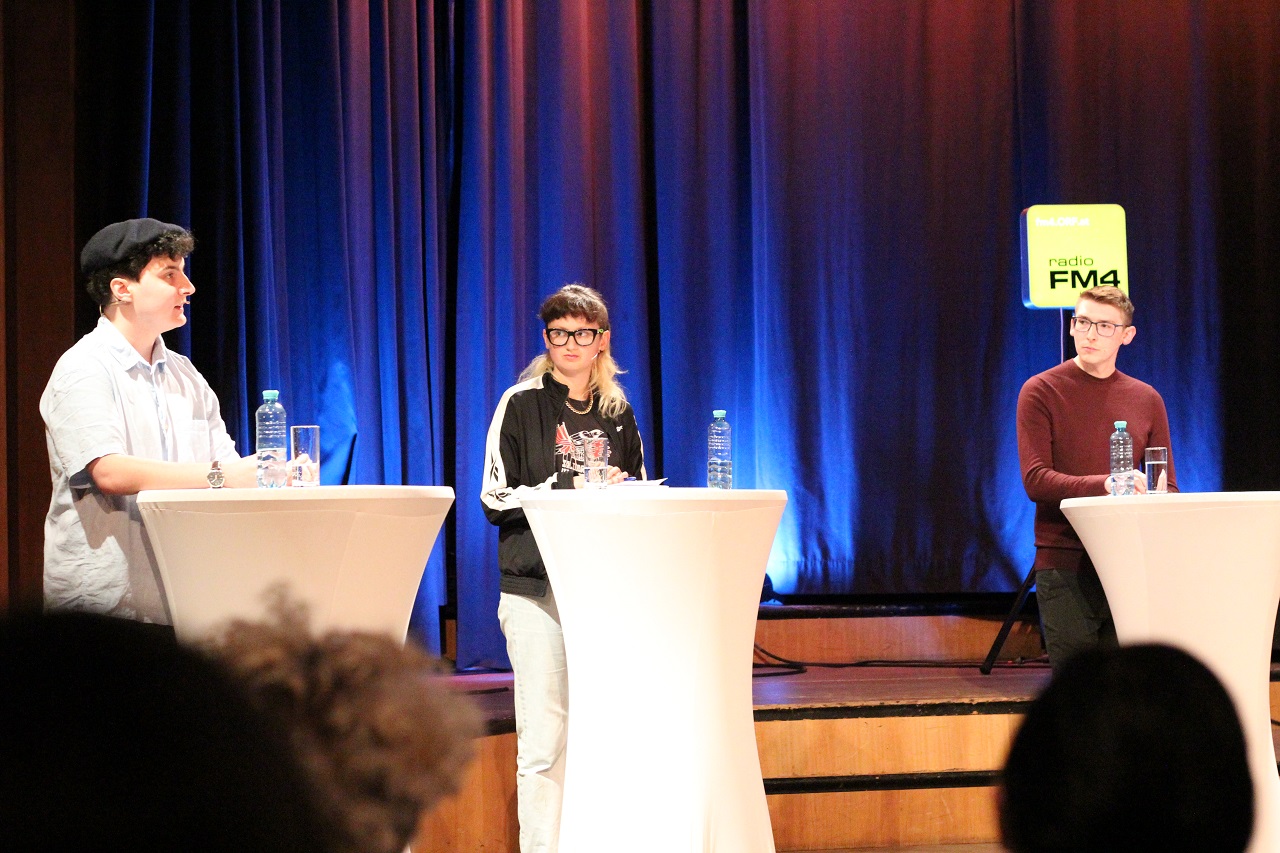 Lukas Pflanzer (KSV-KJÖ), Lola Fürst (KSV-Lili) und Michael Pinter (FLÖ) bei der ÖH-Wahldiskussion von FM4 und ÖH.