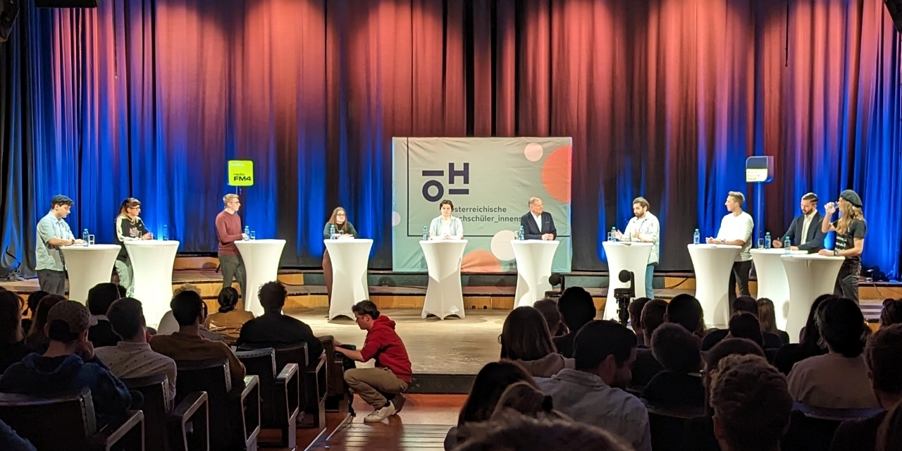 Das Podium der ÖH-Debatte: alle neun Spitzenkandidat*innen und Moderator Armin Wolf