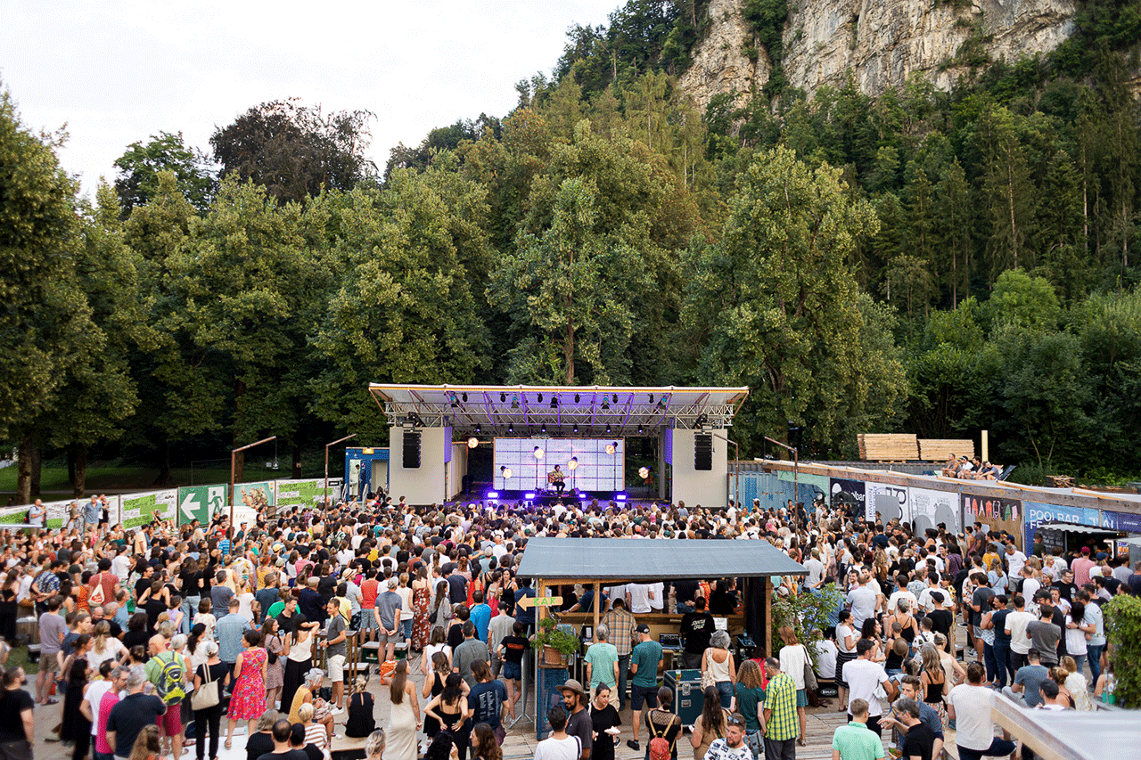 Publikum und Bühne beim Poolbar Festival