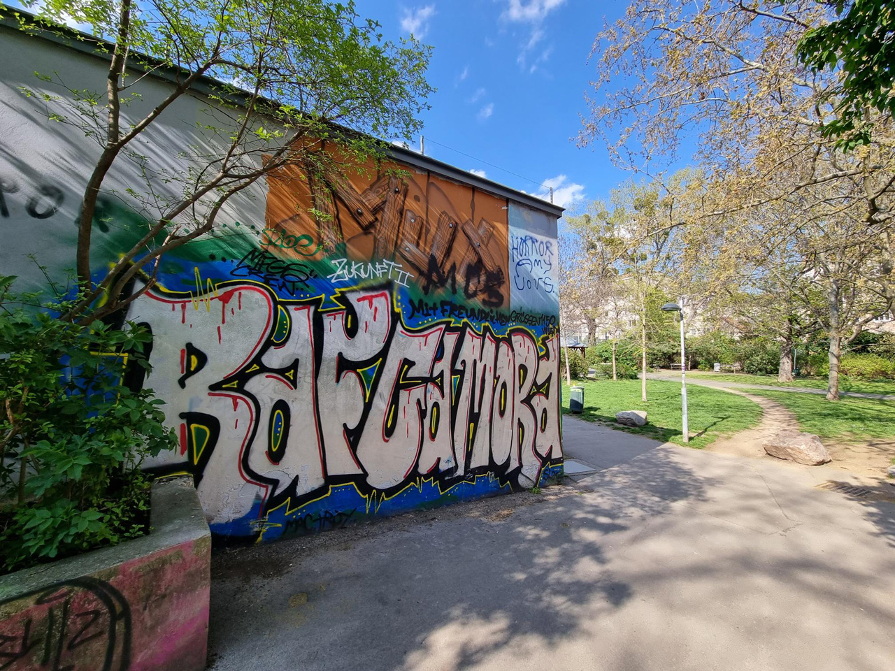 Graffitti "RAF Camora" im Dadlerpark