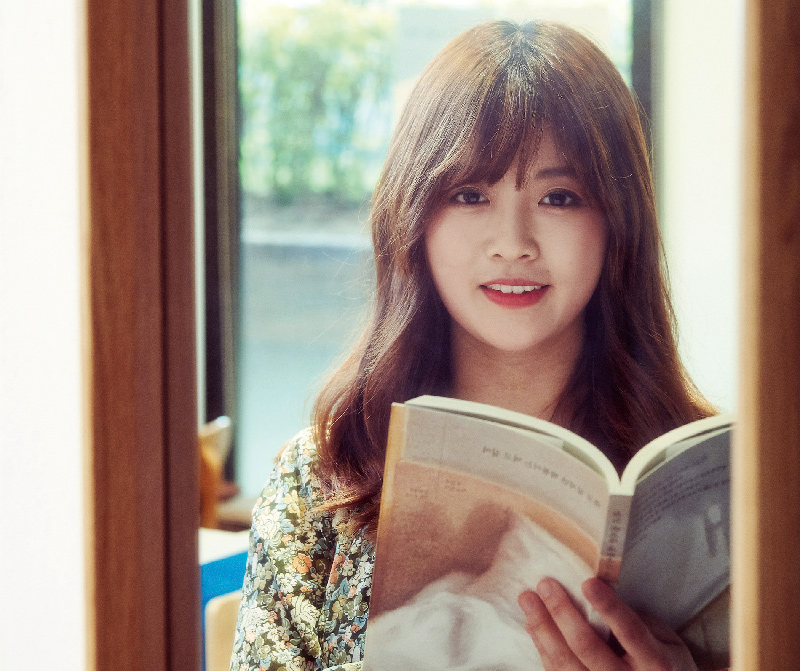 Baek Sehee mit einem Buch in der Hand