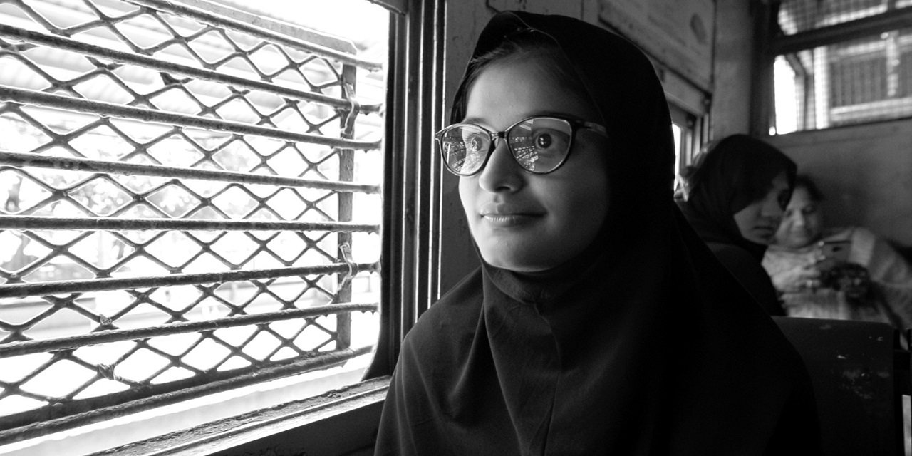 Eine junge Inderin im Zug, Szene aus der Doku "Ladies Only".