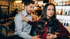 Frau wird in einer bar von Mann belästigt