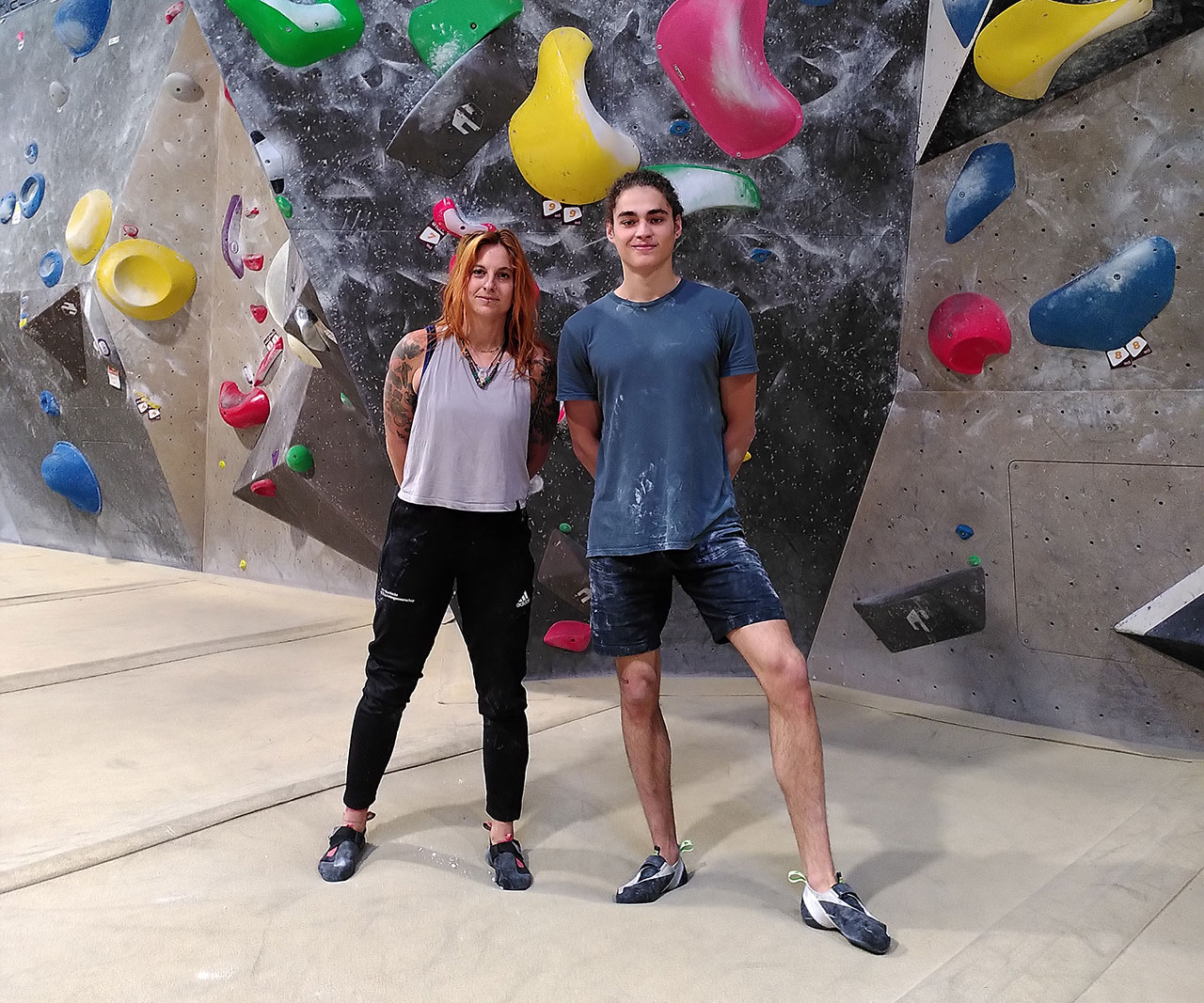 Lenz Rajh und Hanna Wohlmuth vor einer Boulderwand