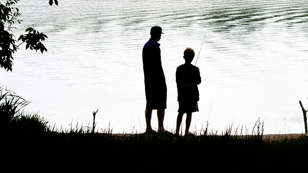 Vater und Sohn beim Fischen