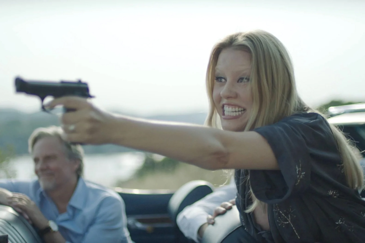 Eine Frau zielt mit einer Pistole