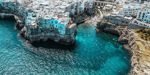 Luftaufnahme der Stadt Monopoli am Meer in Apulien