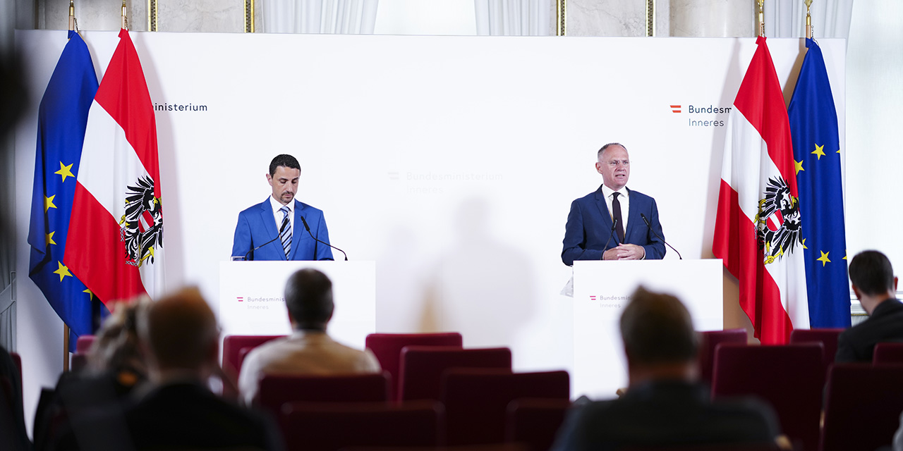 Omar Haijawi-Pirchner (Leiter DSN) und Innenminister Gerhard Karner (ÖVP) anl. der Pressekonferenz "Präsentation des Verfassungsschutzberichtes 2022"