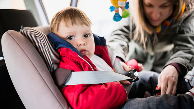 Kind im Auto im Kindersitz