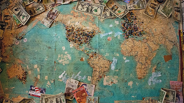 Weltkarte mit Geldscheinen