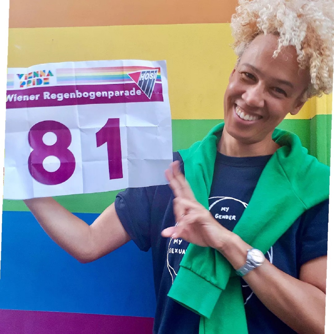 Claudia Unterweger mit Startnummer 81 für den FM4 Wagen bei der Regenbogenparade 2023