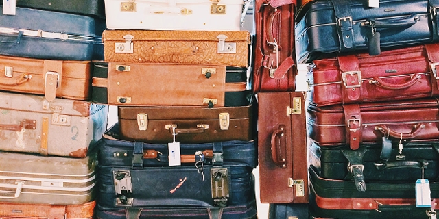 viele verschiedenfärbige Vintage-Koffer nebeneinander