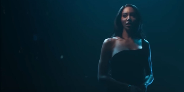Anohni im Musikvideo zu "It Must Change"