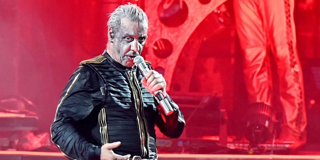 Rammstein Sänger Till Lindemann auf der Bühne