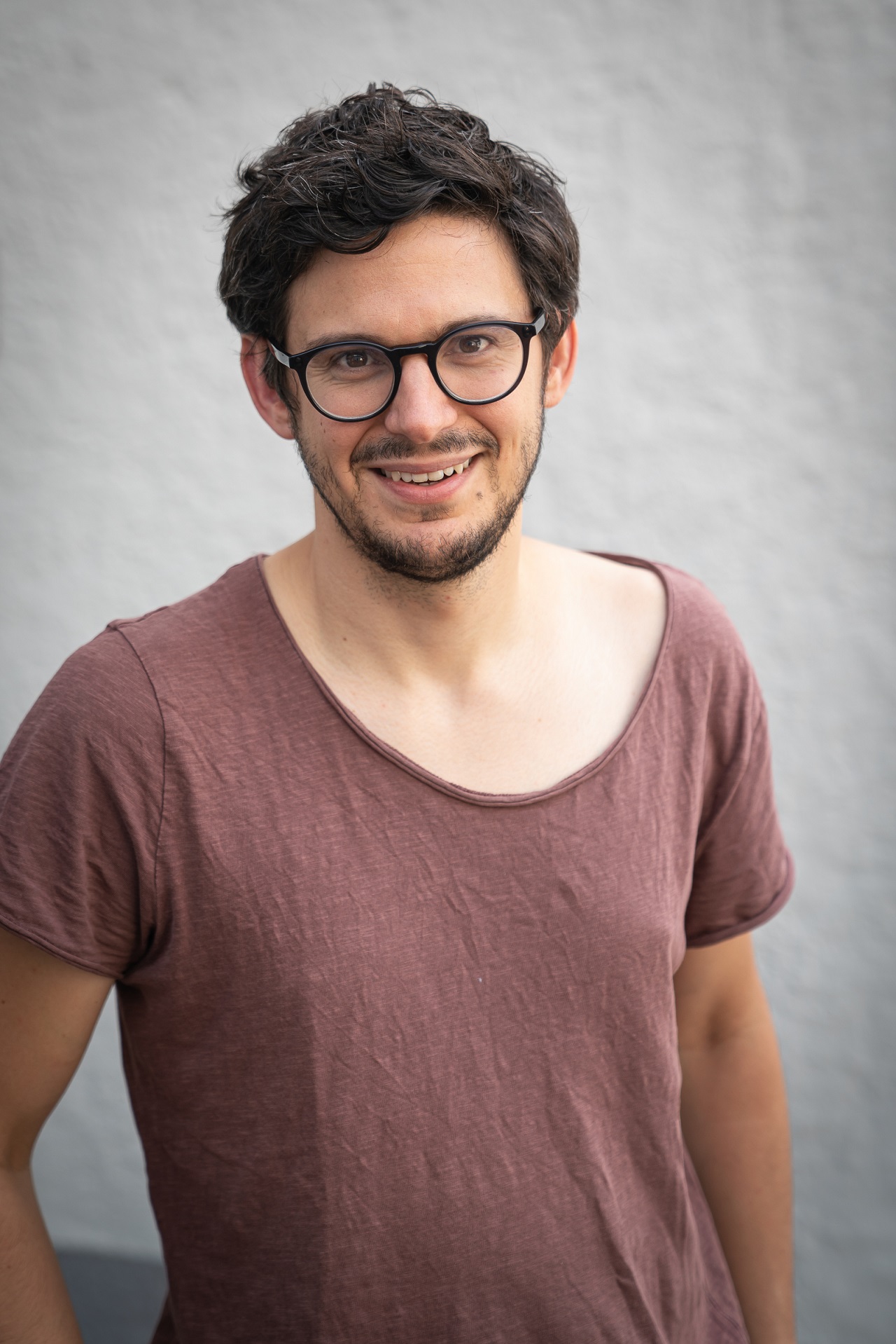 Der Autor Matthias Gruber lächelt und trägt eine Brille.