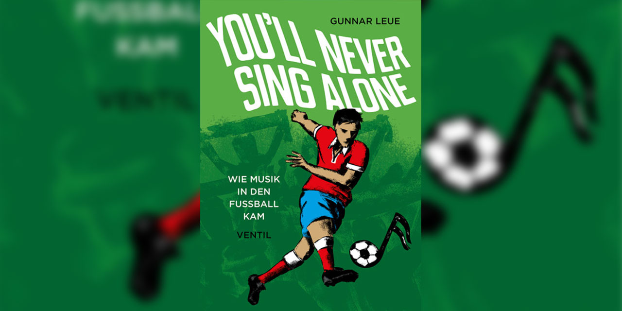 Buchcover "You'll never sing along": Schriftzug des Titels und ein gezeichneter Fußballer mit Ball vor grünem Hintergrund