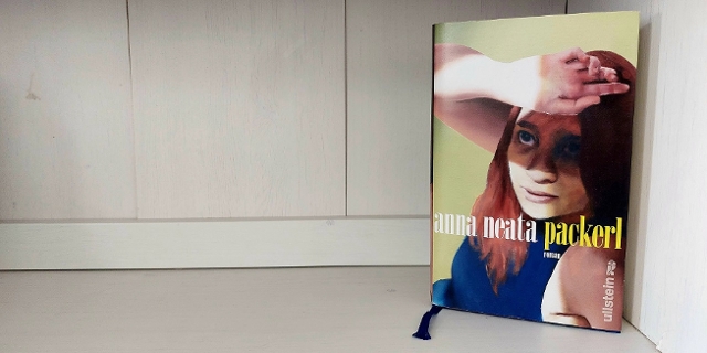 Buch "Packerl" von Anna Neata in Kasten vor weißem Hintergrund