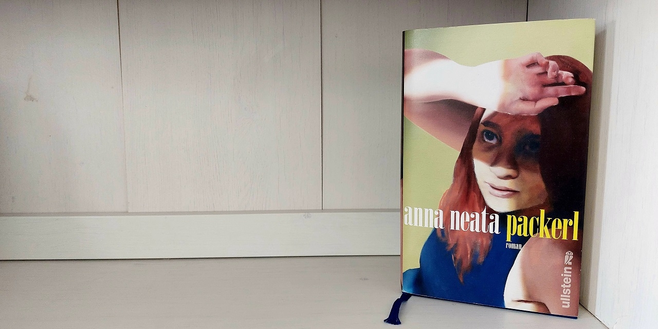 Buch "Packerl" von Anna Neata in Kasten vor weißem Hintergrund