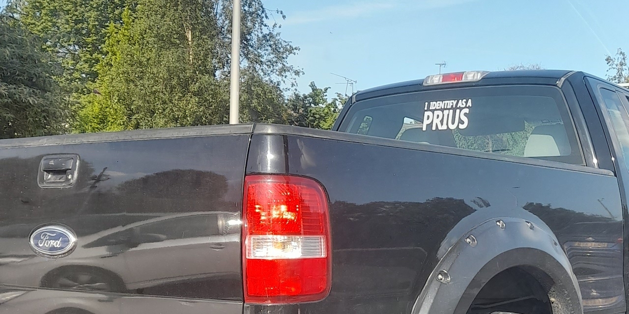 Auto mit Sticker "I identify as a Prius"