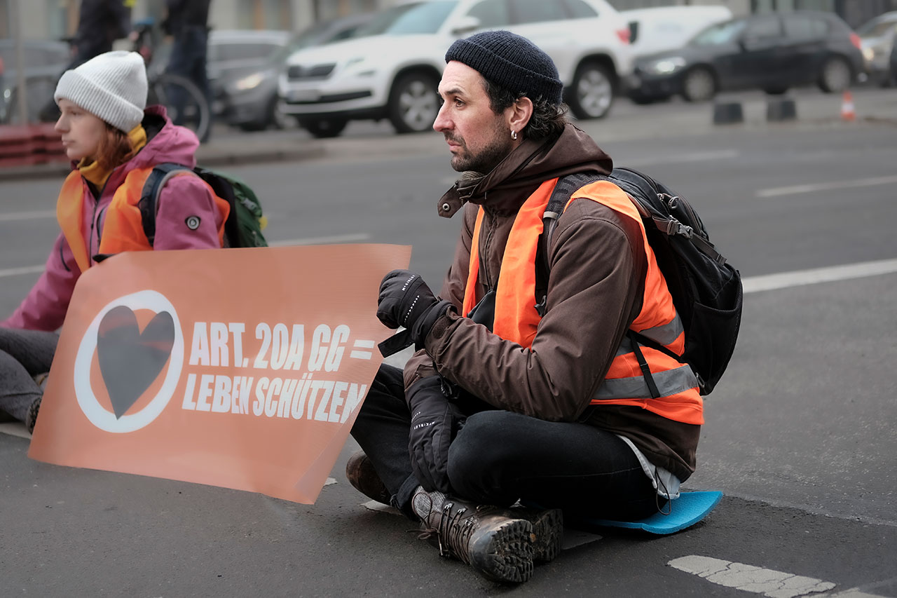 Raphael Thelen bei Demos und Straßenblockaden der Letzten Generation