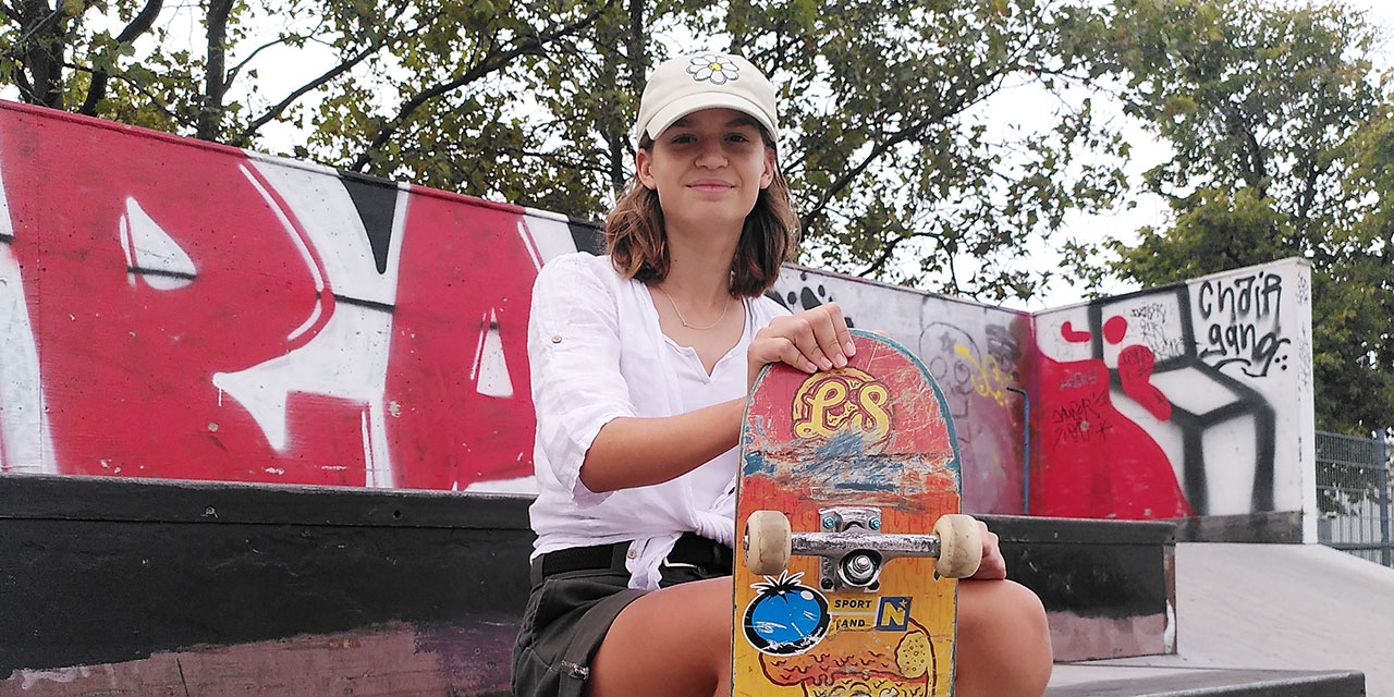 Julia Placek mit Skateboard im Skatepark