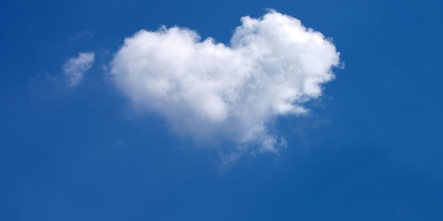 Herzförmige Wolke auf blauem Himmel