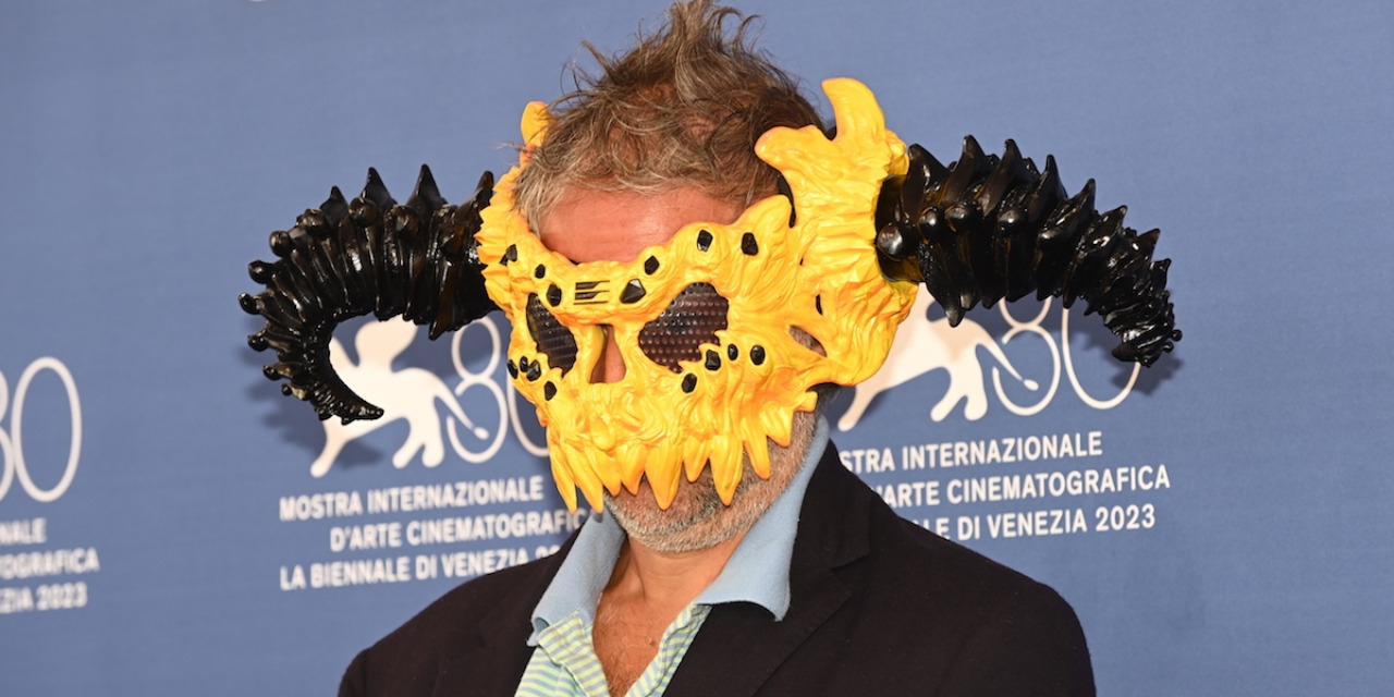 Szenenbild "Serpico", Harmony Korine mit Maske