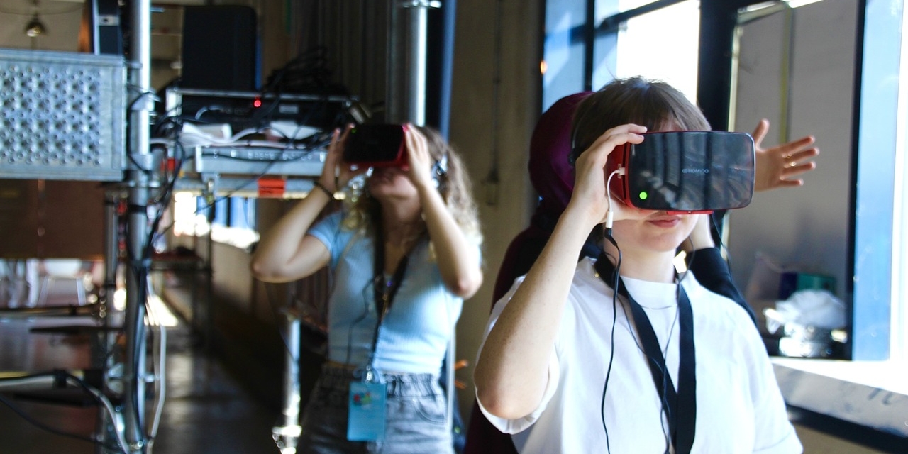 Menschen mit VR-Brillen auf der ARS