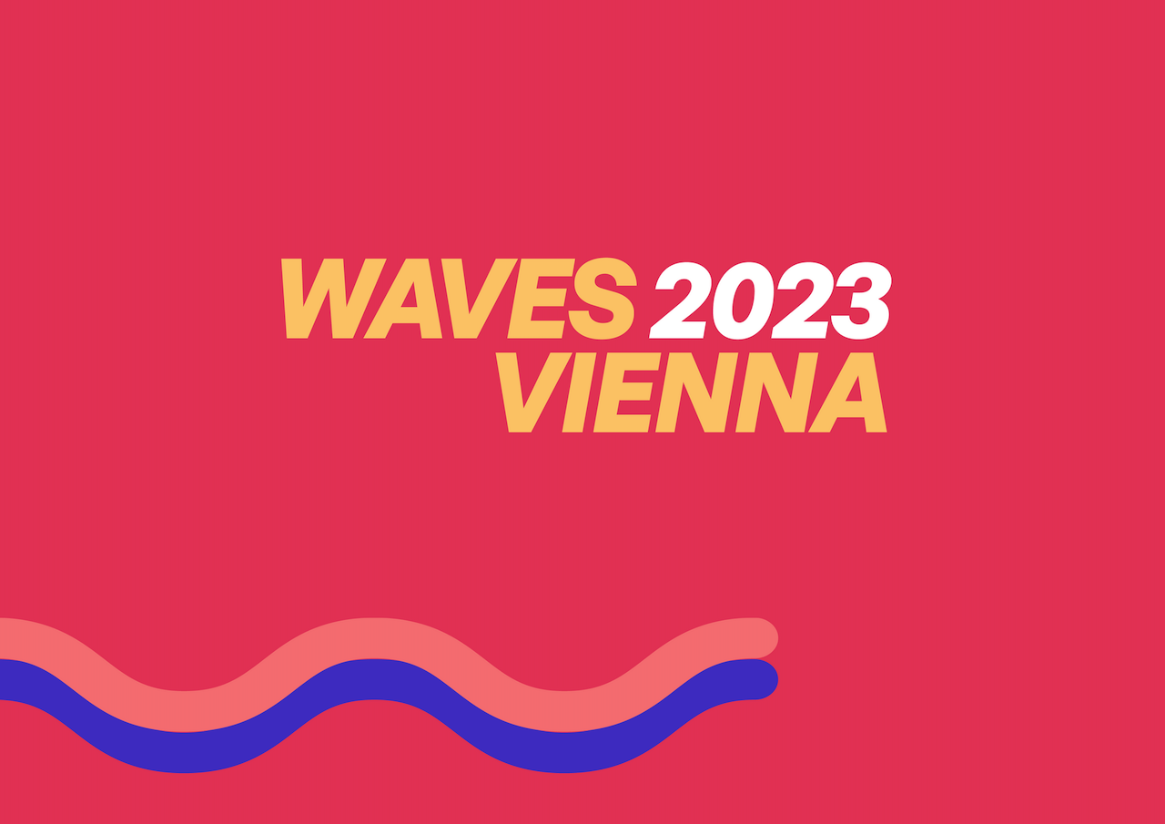 Das pinke Logo vom Festival Waves Vienna mit einem gelb-weißen Schriftzug "Waves Vienna 2023"