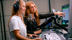 zwei junge Frauen aus dem Ö3-Touchpoint-Team im Ö3-Studio