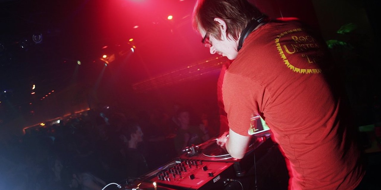 DJ Functionist beim Auflegen in einem Club