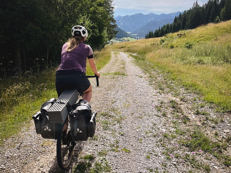 Lena Müller beim Klettern und Radfahren