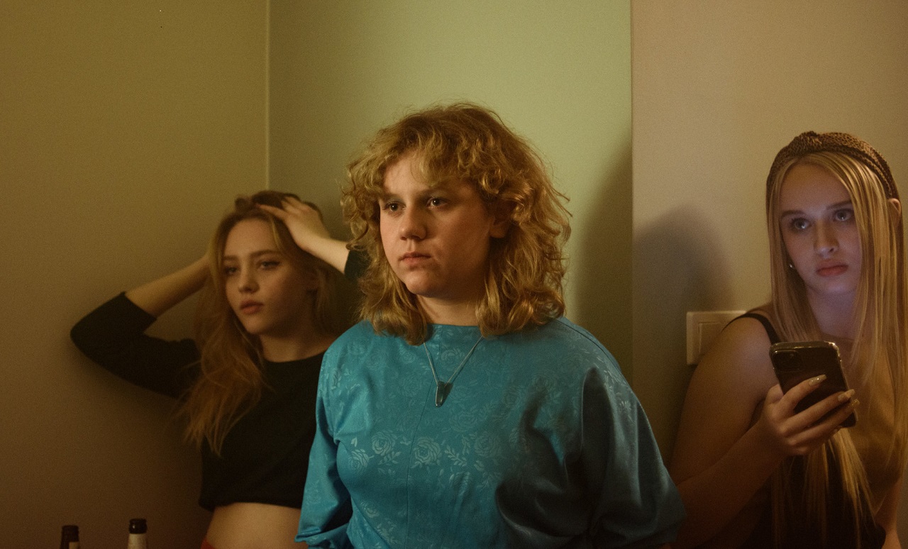 Drei junge Mädchen. Szene aus dem Kurzfilm "Metal Girl" von Pawel Golonko.