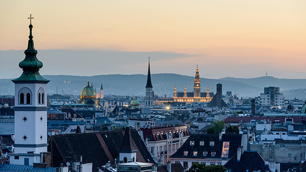 Blick auf Wien mit dem beleuchteten Rathaus