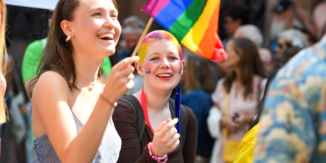 Teilnehmer:innen bei der Pride Parade in Norwegen