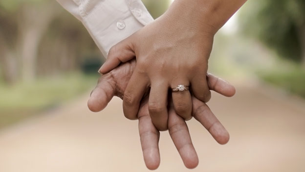 Paar Hand in Hand Verlobungsring