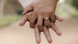 Paar Hand in Hand Verlobungsring