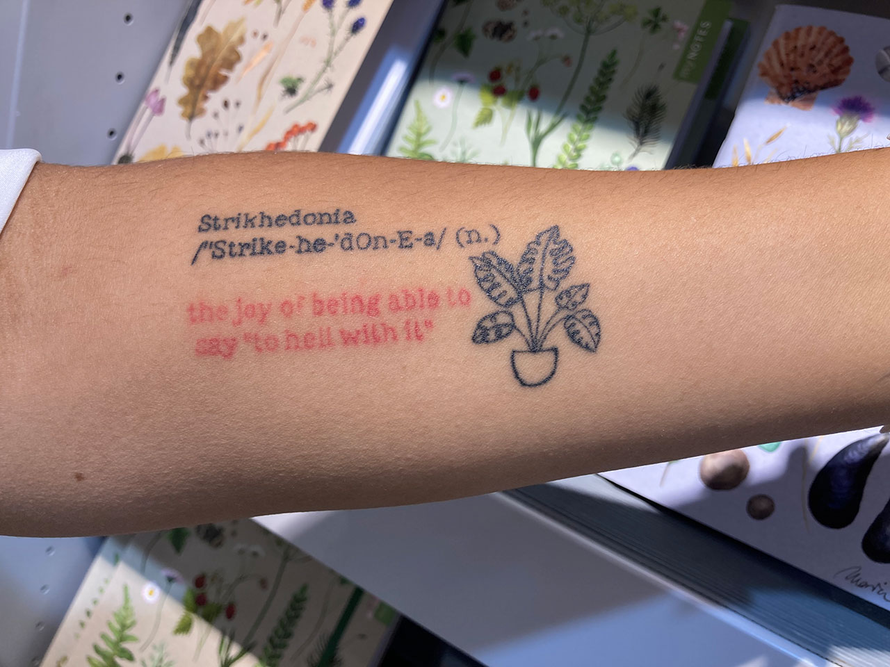 Buch-Tattoo auf Unterarm