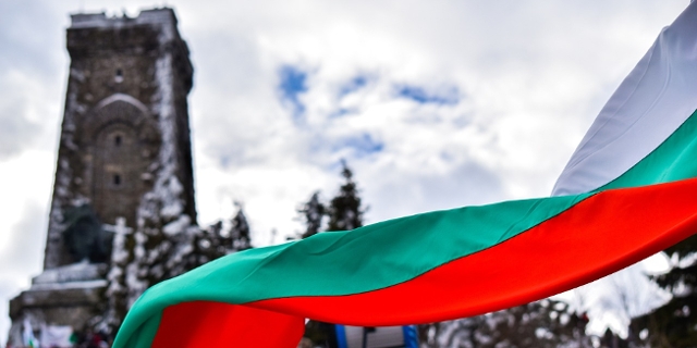 Bulgarische Flagge vor Gebäude