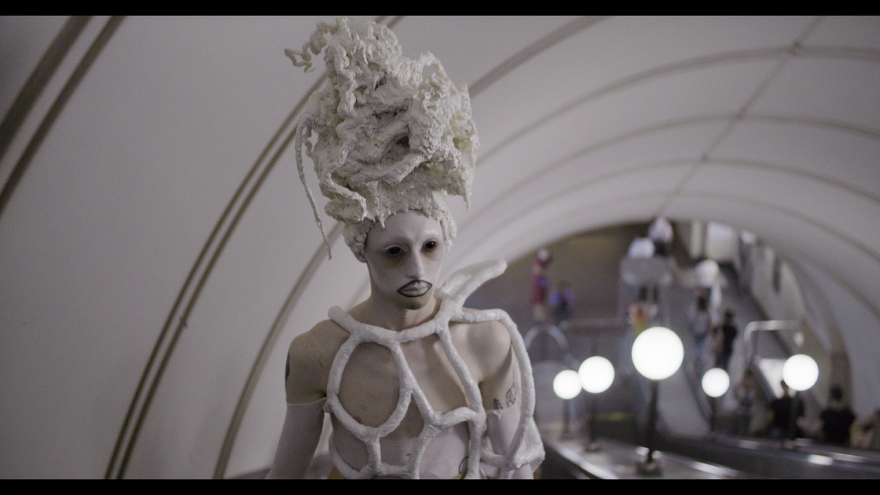 Gena Marvin in einem ihrer Kostüme, Szene aus dem Portraitfilm "Queendom".