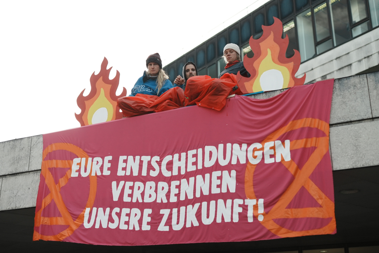 Aktivist:innen mit Transparent beim Landhaus in Bregenz am 4. Oktober