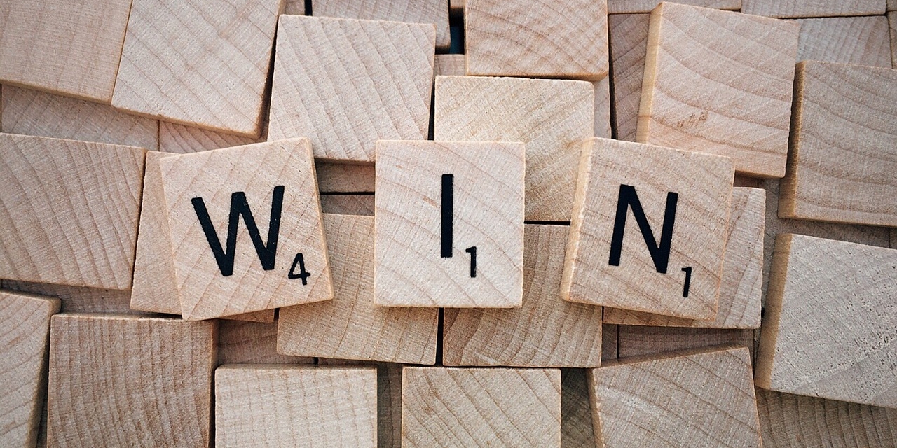 Das Wort "Win" aus Holzbuchstaben