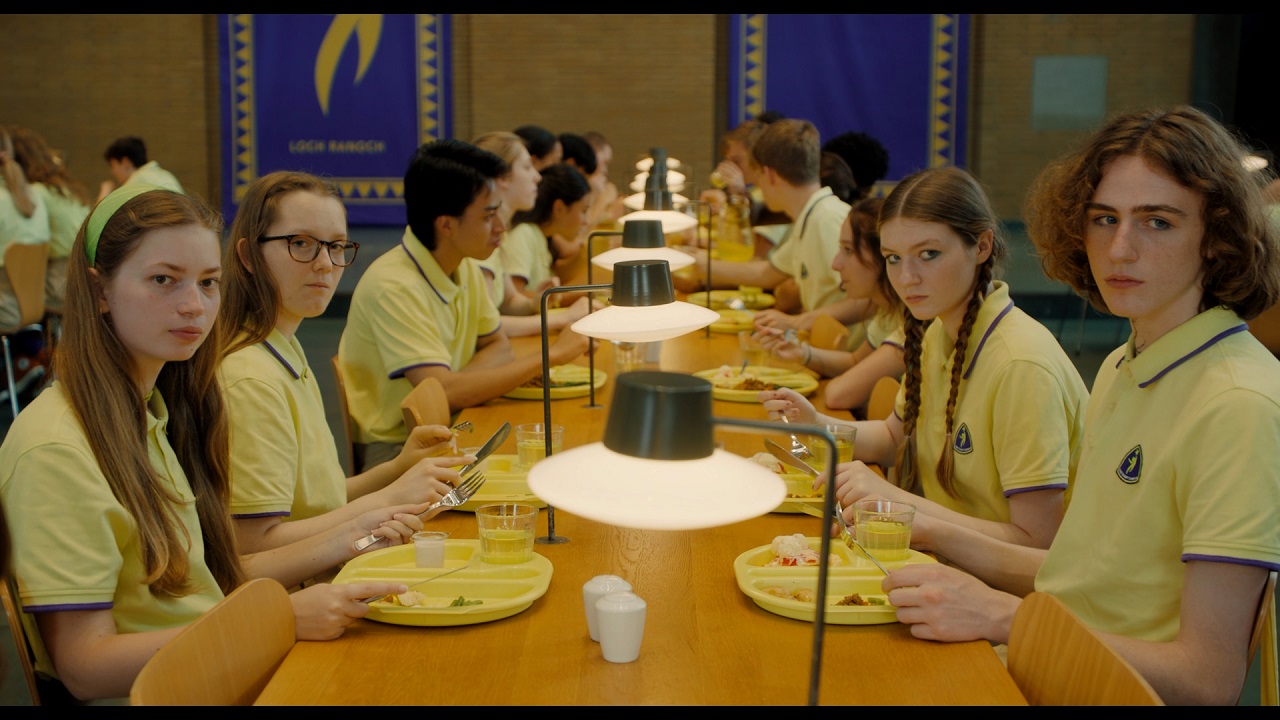 Jugendliche beim Essen in Schulkantine in "Club Zero".