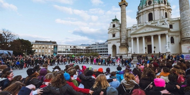 Claim The Space: Demo auf dem Wiener Karlsplatz