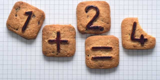 Simple Rechnung, falsch gelöst: Zahlen auf Keksen: 1+2=4