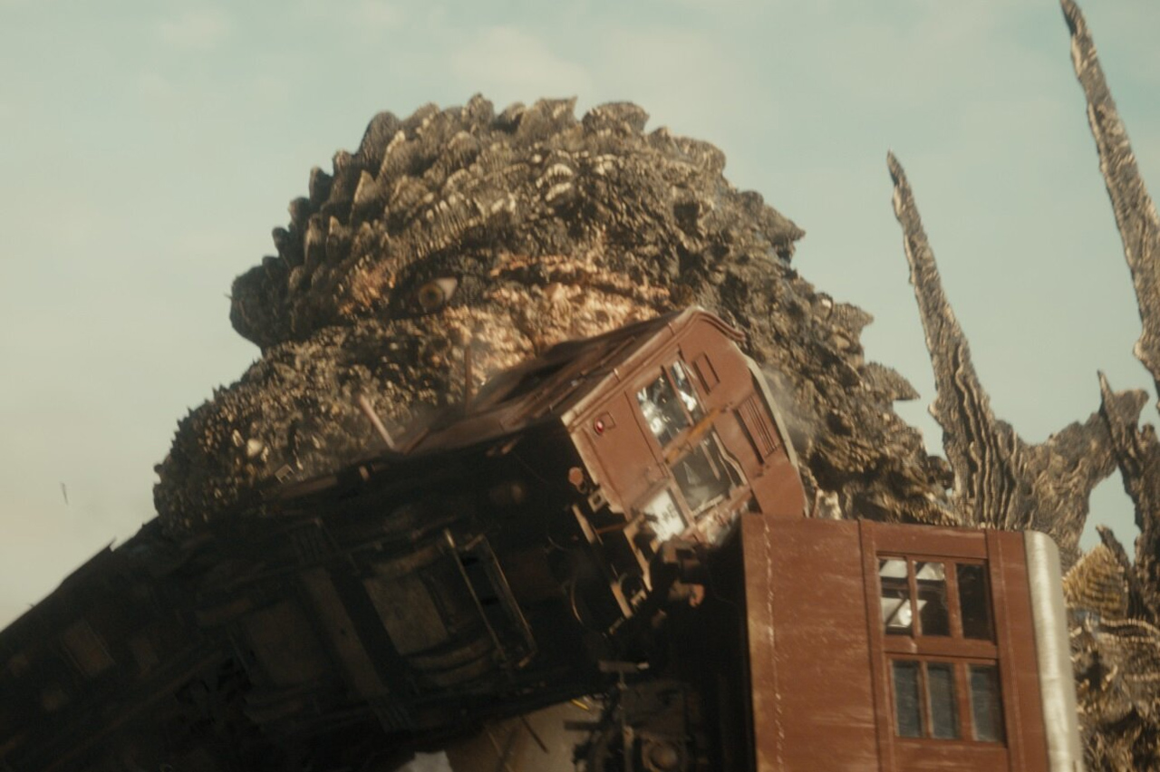 "Godzilla Minus One": Godzilla beißt in einen Zugwaggon