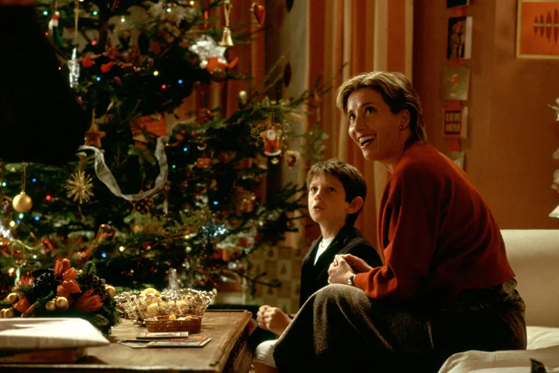 Eine Frau mit ihrem Sohn vor dem Weihnachtsbaum